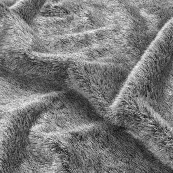 Lähikuva pehmeästä, harmaasta tekoturkiskankaasta, jossa on aaltoileva, muhkea rakenne ja vaihteleva varjostus, joka muistuttaa Ambient Loungen fuskepelstrekk hundeseng -malliston Gray Wolf overtrekk -mallia - houkutteleva ja viihtyisä lemmikeille.