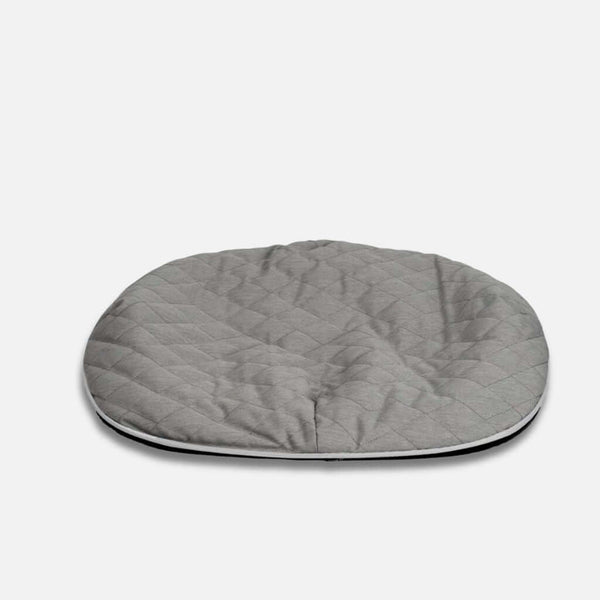 Harmaa, tikattu ThermoQuilt hundeseng, jossa on pehmeä, hieman ryppyinen pinta ja vannavvisende-materiaali, kuvassa valkoisella pohjalla.