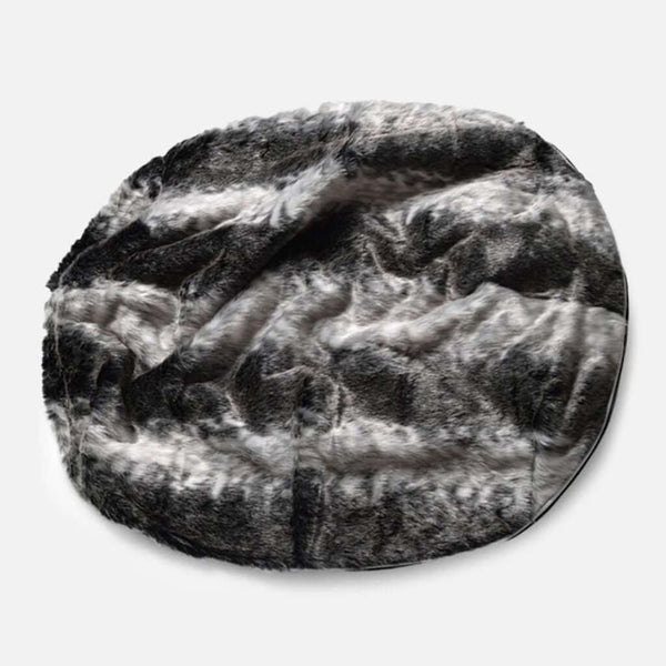 Suuri, pyöreä, muhkea pehmopapupussi luksuriøs pelstopp fuskepelstrekk pehmeällä harmaalla ja mustalla marmoroidulla tekoturkiksella, joka on sijoitettu tavalliselle vaalealle taustalle.
